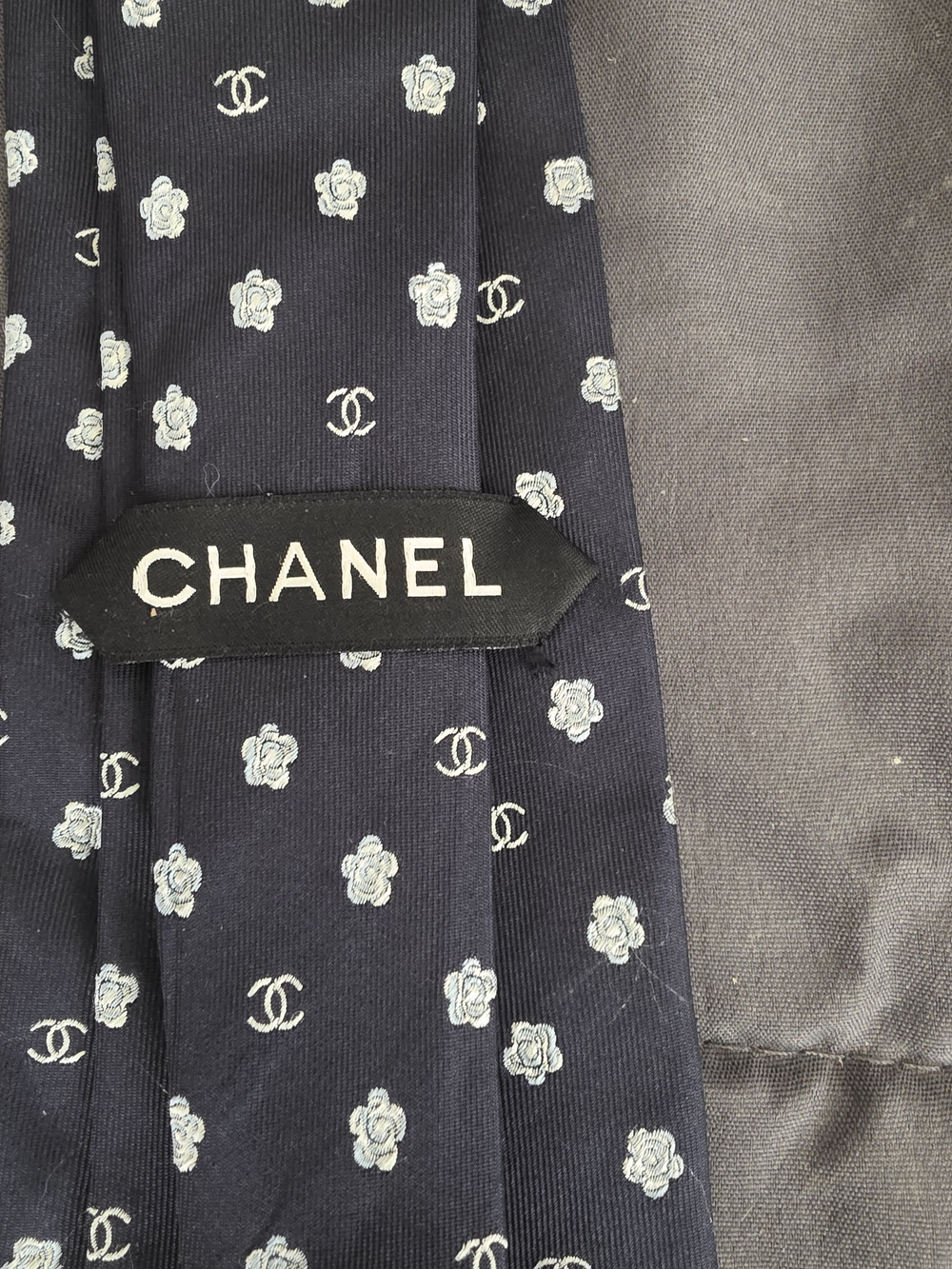 Authentic Chanel Men’s Black Floral Motif Silk Tie - Picture 2 of 6